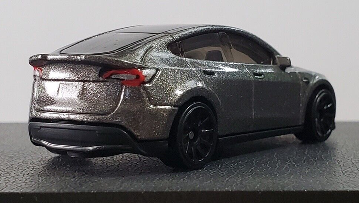 Машинка Базовая Hot Wheels Tesla Model Y Green Speed 1:64 HKK20 Metallic Silver 1шт - изображение 3