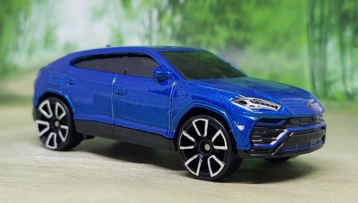 Машинка Базова Hot Wheels '17 Lamborghini Urus Factory Fresh 1:64 GRY29 Metallic Blue - Фото 3 Машинка Базова Hot Wheels '17 Lamborghini Urus Factory Fresh 1:64 GRY29 Metallic Blue - зображення 3