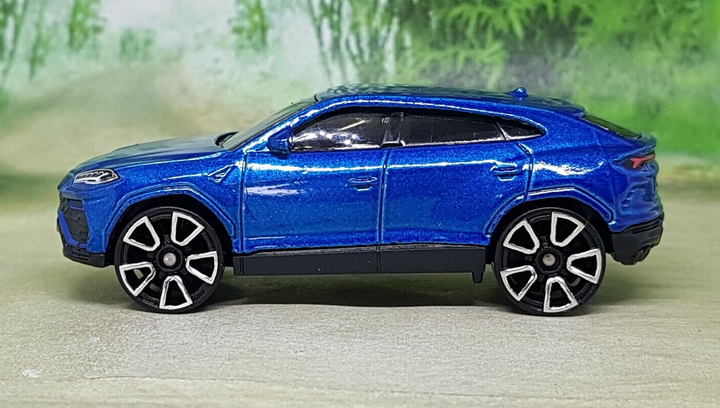 Машинка Базова Hot Wheels '17 Lamborghini Urus Factory Fresh 1:64 GRY29 Metallic Blue - Фото 5 Машинка Базова Hot Wheels '17 Lamborghini Urus Factory Fresh 1:64 GRY29 Metallic Blue - зображення 5