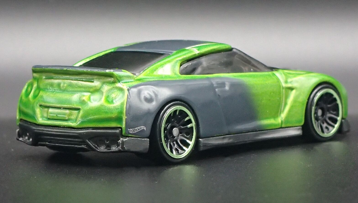 Машинка Базова Hot Wheels '17 Nissan GT-R (R35) - Guaczilla Tfox