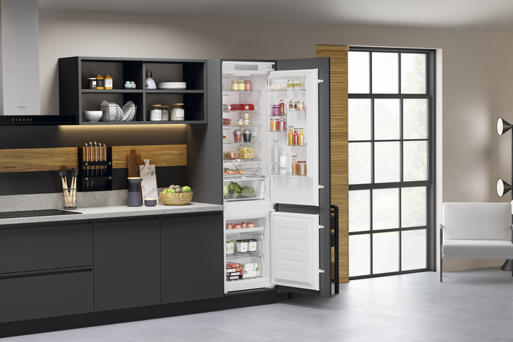 Вбудований холодильник Hotpoint Ariston HAC20 T321 - зображення 11
