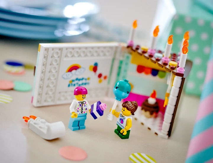 Конструктор LEGO Торт на день народження 211 деталей (40641) - зображення 4
