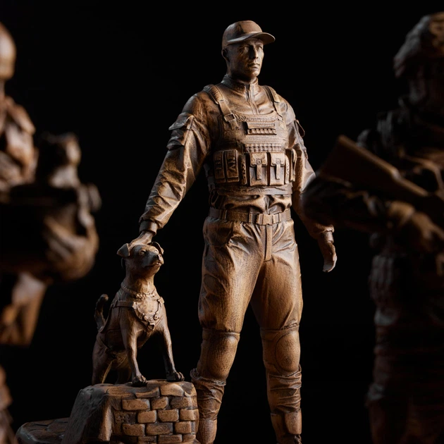 Статуетка Woodnev із натурального дерева "Офіцер з собакою Патрон" (висота 35 см) - Фото 8 Статуетка Woodnev із натурального дерева "Офіцер з собакою Патрон" (висота 35 см) - зображення 8