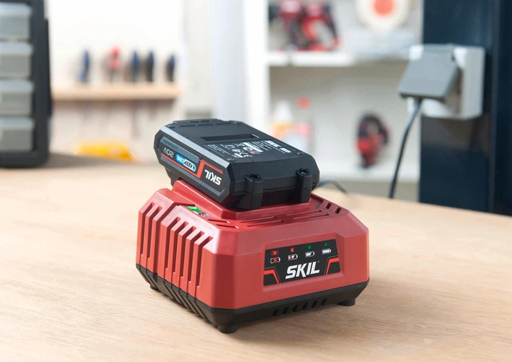 Ładowarka Skil CR1E3122AA 2.4 A 11072600701 (8719643002204) - obraz 2