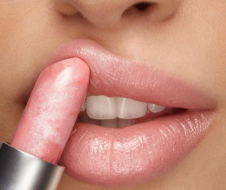 Комплект косметики Kiko Milano: бальзам для губ Blue Me Waving Lip Balm + косметичка Joyful Holiday Golden Dust Clutch - зображення 5