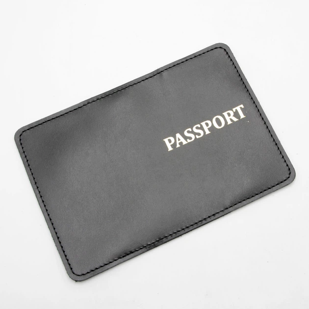 Обкладинка на паспорт шкіряна "Passport" чорна з золотистим гравіюванням - Фото 3 Обкладинка на паспорт шкіряна "Passport" чорна з золотистим гравіюванням - зображення 3