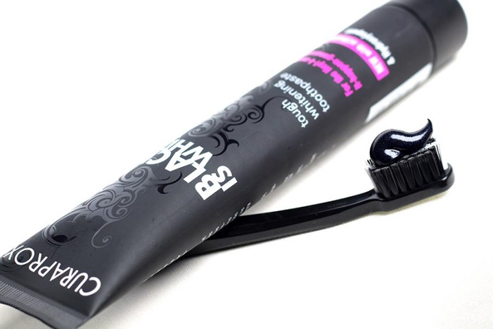 Zestaw Curaprox Black is White Pasta do zębów 90 ml + szczotka (7612412423686) - obraz 3
