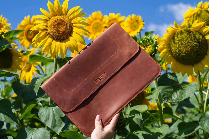 Шкіряна сумка-чохол для ноутбука 13" Apple / Asus / Dell / Lenovo / HP / Honor / Acer / Huawei / Xiaomi - (LC-15) - Коньячний - Фото 3 Шкіряна сумка-чохол для ноутбука 13" Apple / Asus / Dell / Lenovo / HP / Honor / Acer / Huawei / Xiaomi - (LC-15) - Коньячний - изображение 3