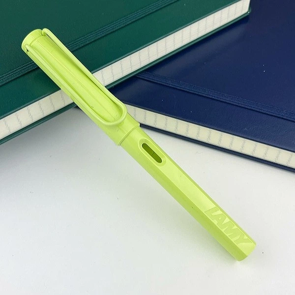 Чорнильна ручка Lamy Safari Pastel Spring Green весняно-зелена перо F (тонке) - Фото 3 Чорнильна ручка Lamy Safari Pastel Spring Green весняно-зелена перо F (тонке) - изображение 3