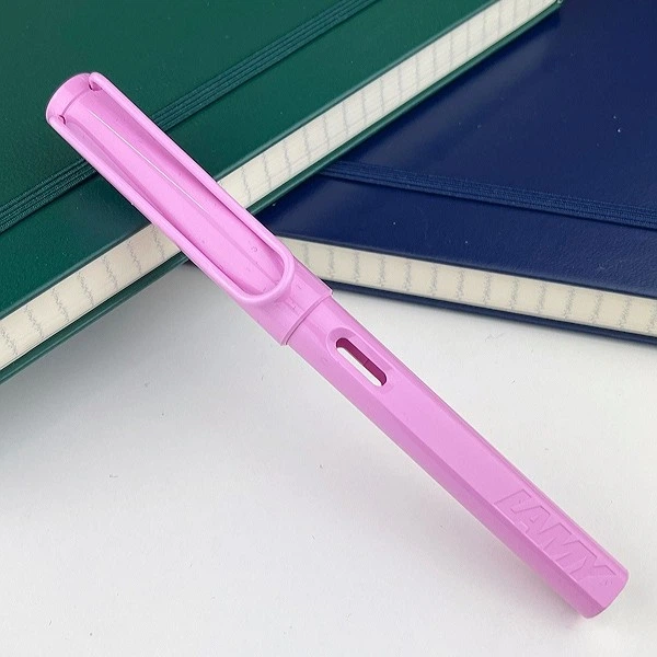 Чорнильна ручка Lamy Safari Pastel Light Rose світло-рожева перо M (середнє) - Фото 3 Чорнильна ручка Lamy Safari Pastel Light Rose світло-рожева перо M (середнє) - зображення 3