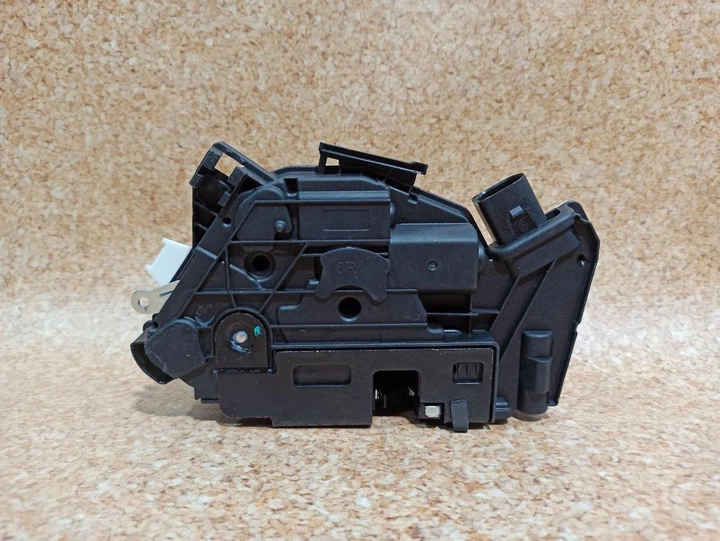 Замок двері передньої правої аналог 5N1837016C Фольксваген