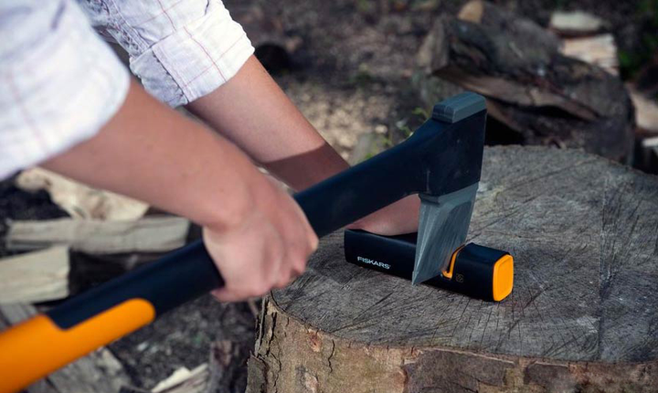 Zestaw Fiskars siekiera X17 i ostrzalka Xsharp (1020182) - obraz 7