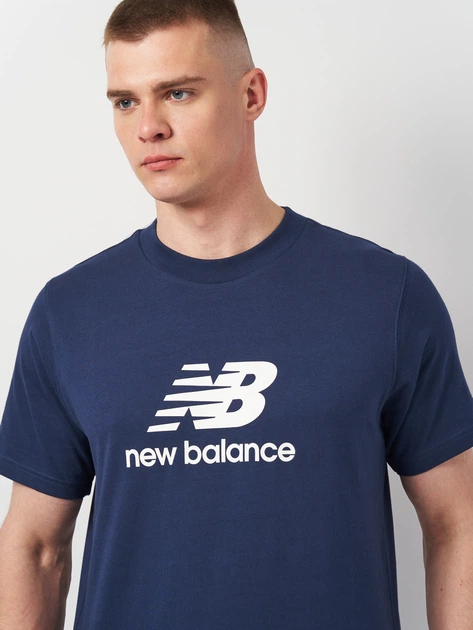 Футболка бавовняна довга чоловіча New Balance Stacked Logo MT41502 M Темно-синя (196941811222) - зображення 4