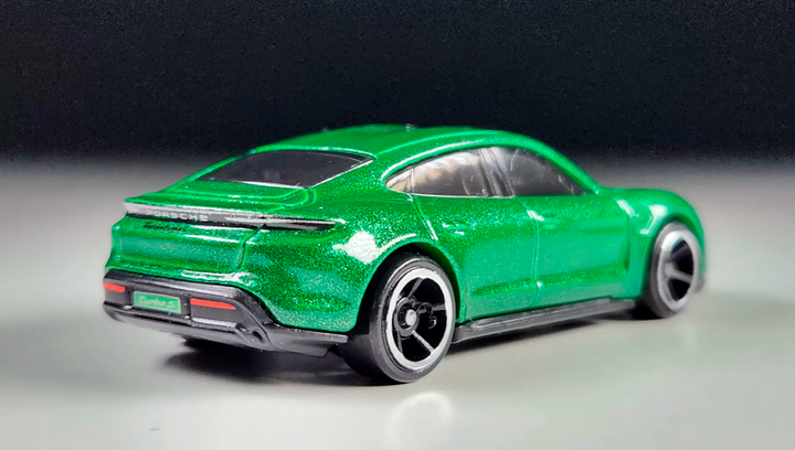 Машинка Базова Hot Wheels Porsche Taycan Turbo S Factory Fresh 1:64 HKJ31 Green 1шт - зображення 4