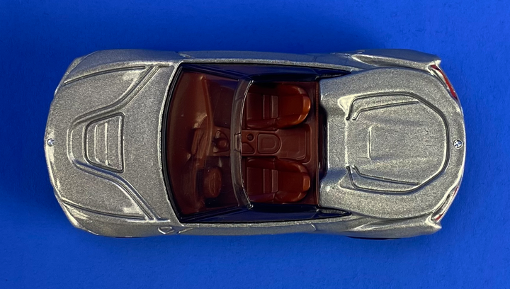 Машинка Базовая Hot Wheels BMW i8 Roadster Roadsters 1:64 HKH44 Silver 1шт - изображение 8