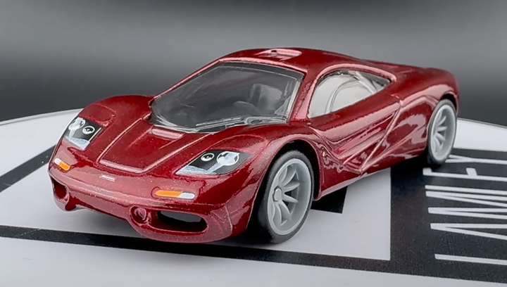 Машинка Premium Hot Wheels McLaren F1 Mr. Bean Exotic Envy 1:64