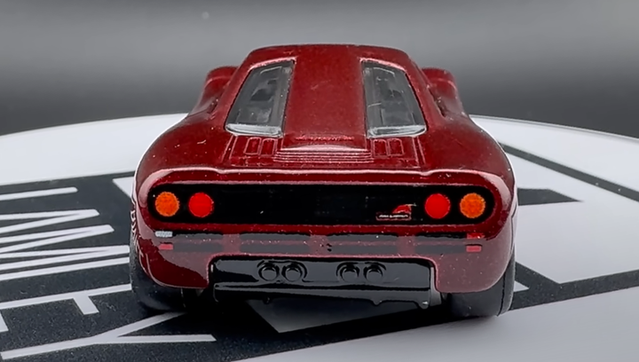 Машинка Premium Hot Wheels McLaren F1 Mr. Bean Exotic Envy 1:64