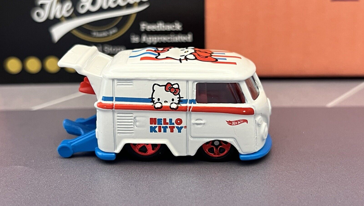 Машинка Базовая Hot Wheels Volkswagen Kool Kombi Hello Kitty