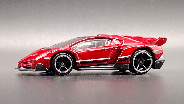 Машинка Базовая Hot Wheels Lamborghini Veneno Workshop 1:64 CFH84