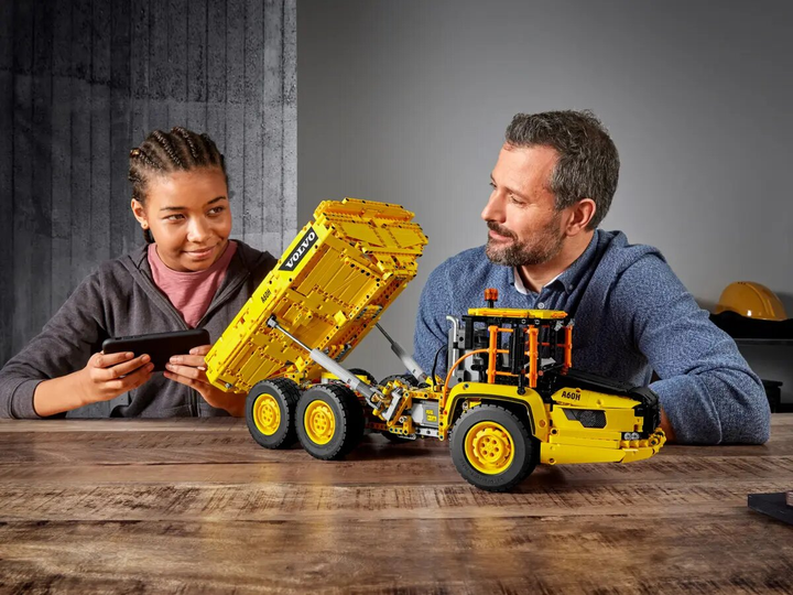 Конструктор LEGO Technic Шарнірний самоскид Volvo 6x6 2193 деталі (42114) - зображення 15