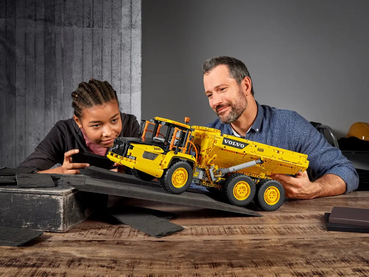 Конструктор LEGO Technic Шарнірний самоскид Volvo 6x6 2193 деталі (42114) - зображення 16
