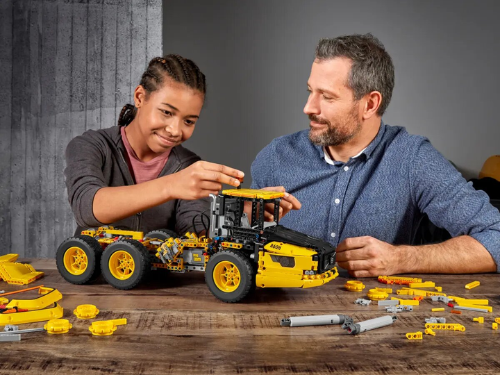 Конструктор LEGO Technic Шарнірний самоскид Volvo 6x6 2193 деталі (42114) - зображення 17