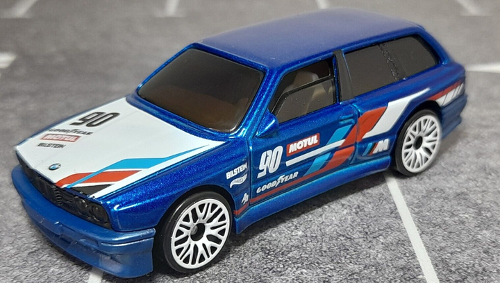Машинка Базовая Hot Wheels BMW M3 Wagon Modified 1:64 HRY67 Blue