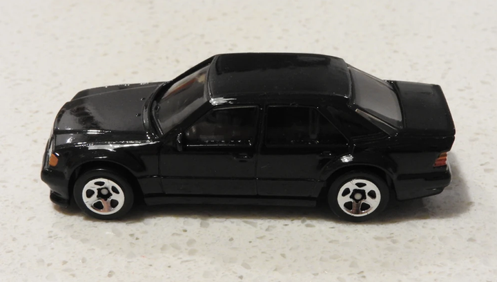 Машинка Базовая Hot Wheels Mercedes-Benz 500 E Factory Fresh 1:64