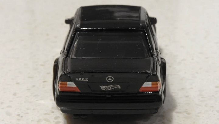 Машинка Базовая Hot Wheels Mercedes-Benz 500 E Factory Fresh 1:64