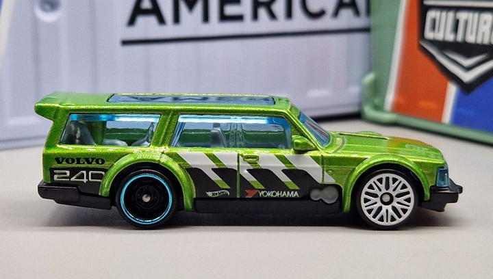 Машинка Базова Hot Wheels Volvo 240 Drift Wagon Slammed 1:64 HKJ07