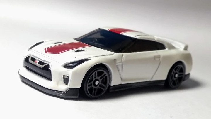 Машинка Базовая Hot Wheels '17 Nissan GT-R (R35) 2020 Model 50