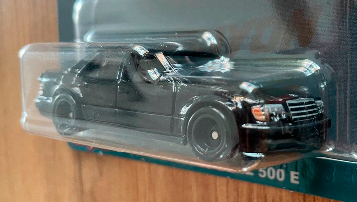 Машинка Premium Hot Wheels Mercedes-Benz 500 E Chase Canyon