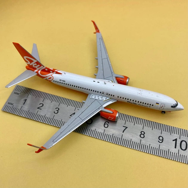 Модель літака SkyUP Boeing 737-800 1:400 JC Wings – іграшки з