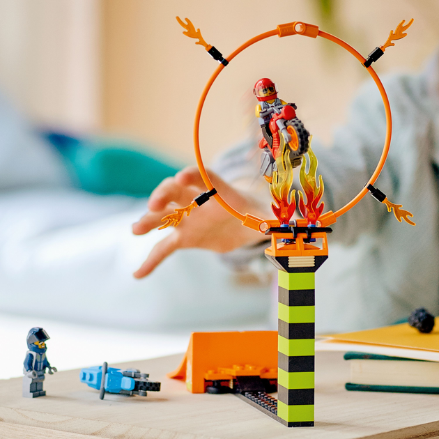 Zestaw klocków LEGO City Zawody kaskaderskie 73 elementy (60299) - obraz 6