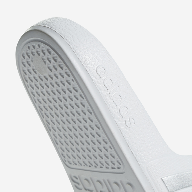 Дитячі шльопанці для дівчинки adidas Adilette Aqua K F35555 32 Білі (4059808224084) - зображення 9