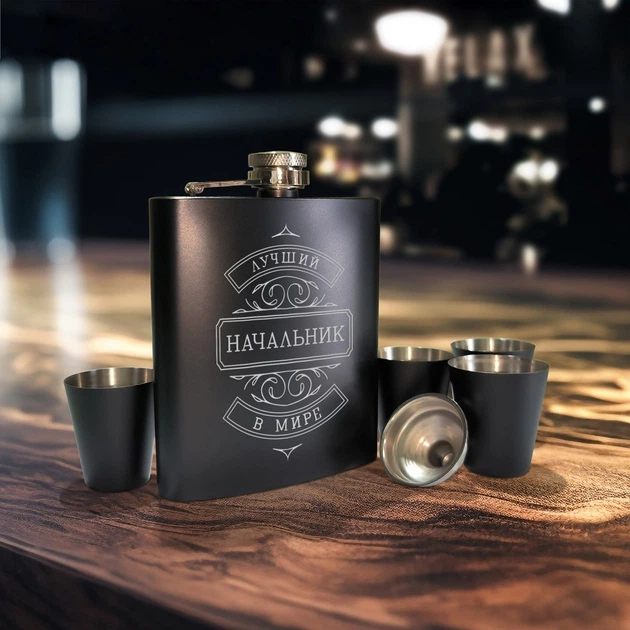 Набір чорна фляга з чарками "Лучший начальник в мире" , Дерев'яна подарункова коробка - Фото 2 Набір чорна фляга з чарками "Лучший начальник в мире" , Дерев'яна подарункова коробка - зображення 2