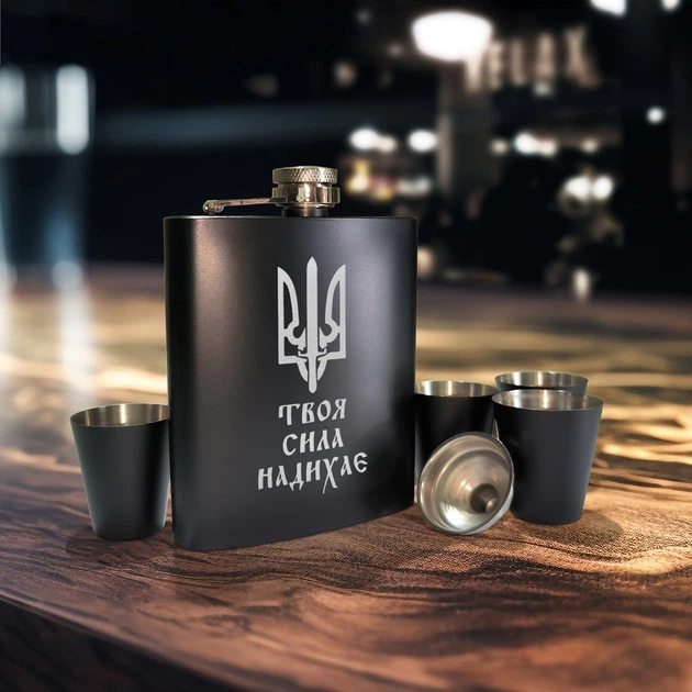 Набір чорна фляга з чарками "Твоя сила надихає" у дерев'яній подарунковій коробці з гравіюванням - Фото 2 Набір чорна фляга з чарками "Твоя сила надихає" у дерев'яній подарунковій коробці з гравіюванням - зображення 2