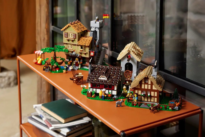 Zestaw klocków LEGO Icons Średniowieczny plac miejski 3304 elementy (10332) - obraz 12