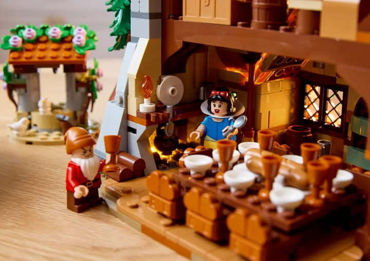Zestaw klocków LEGO Disney Chatka Królewny Śnieżki i siedmiu krasnoludków 2228 elementów (43242) - obraz 13