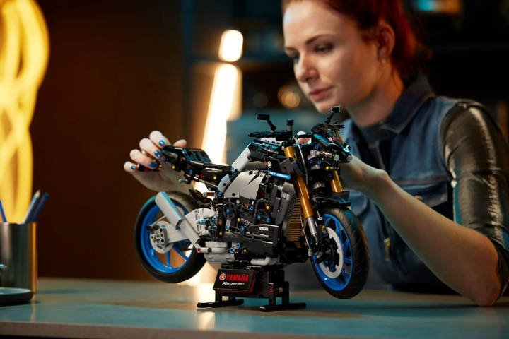 Конструктор LEGO Technic Yamaha MT-10 SP 1478 елементів (42159) - зображення 7