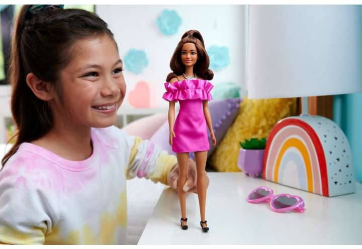 Lalka Mattel Barbie Fashionistas Doll nr 217 Z częściowo upiętymi brązowymi, falowanymi włosami w różowej sukience, 65. rocznica (HRH15) - obraz 6