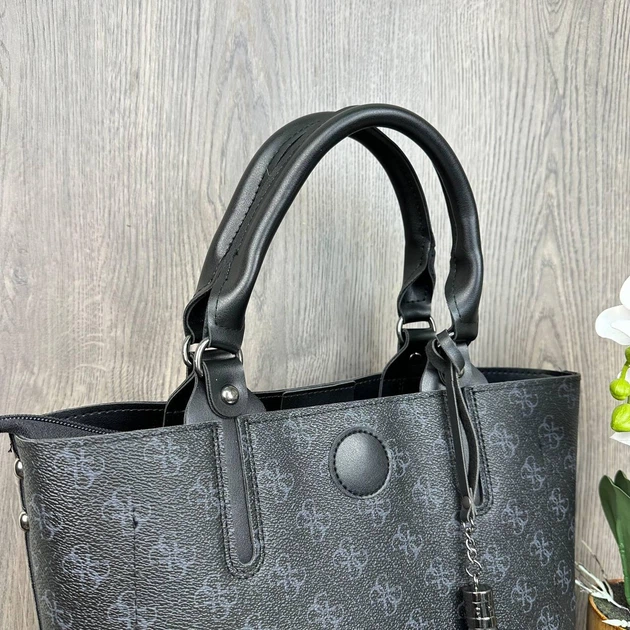 Женская сумка с брелком венчиком Guess черная эко-кожа стильная сумка для повседневного использования сумка на - Фото 7 Женская сумка с брелком венчиком Guess черная эко-кожа стильная сумка для повседневного использования сумка на - изображение 7