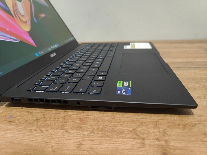Игровой ноутбук ASUS Q540V / 15.6" (2880x1620) OLED / Intel Core i9-13900H (14 (20) ядер по 4.1 - 5.4 GHz) / 16 GB DDR5 / 1000 GB SSD / nVidia GeForce RTX 3050, 6 GB GDDR6, 96-bit / WebCam / Windows 11 Home б/у - изображение 6