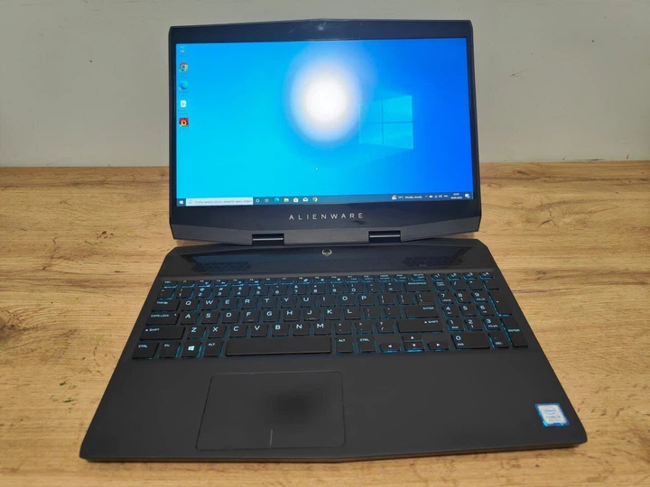 Ігровий ноутбук Б-клас Dell Alienware M15 / 15.6" (3840x2160) IPS / Intel Core i9-8950HK (6 (12) ядер по 2.9 - 4.8 GHz) / 32 GB DDR4 / 512 GB SSD + 1000 GB SSD / nVidia GeForce RTX 2080, 8 GB GDDR6, 256-bit / WebCam / Windows 10 Pro б/в - зображення 2