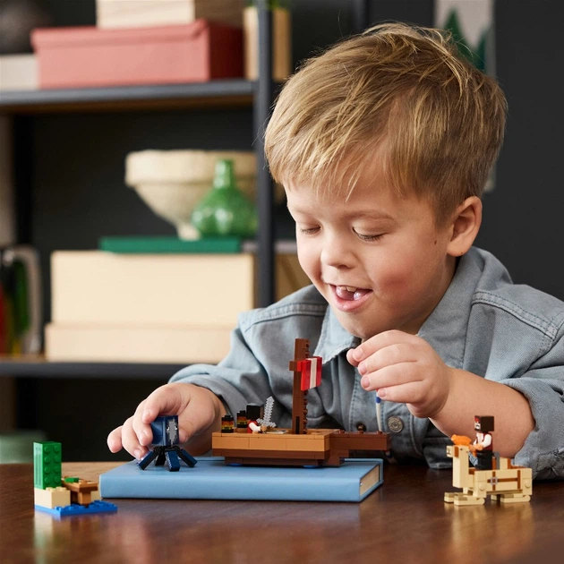 Конструктор LEGO Minecraft Путешествие на пиратском корабле 166