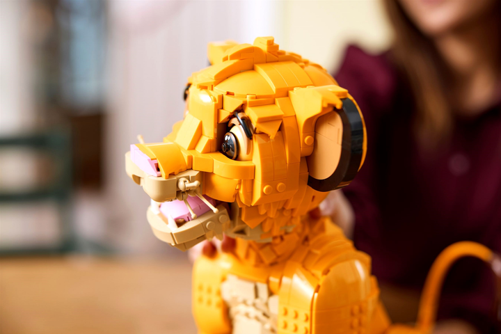 Zestaw klocków LEGO Disney Classic Król Lew — Młody Simba 1445 elementów (43247) - obraz 7