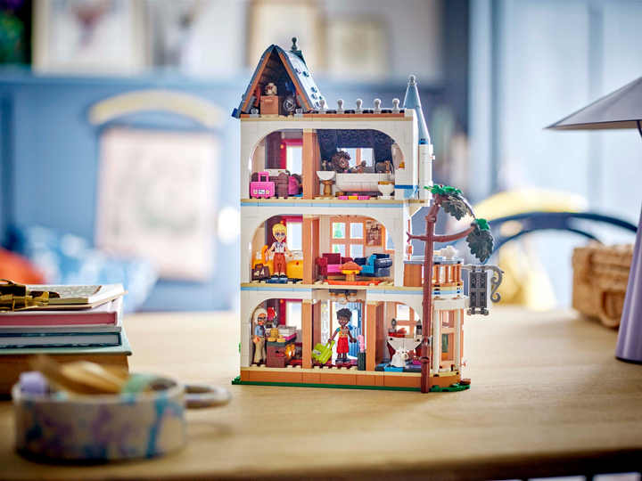 Конструктор LEGO Friends Гостьовий будинок в замку 1311 елемент (42638) - зображення 5
