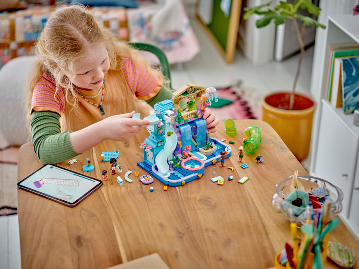 Zestaw klocków LEGO Friends Park wodny w Heartlake 814 elementów (42630) - obraz 9