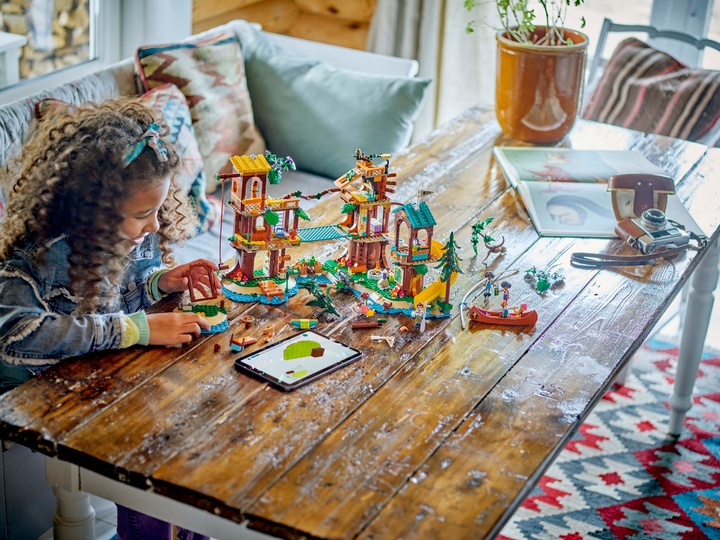 Zestaw klocków LEGO Friends Domek na drzewie na obozie kempingowym 1128 elementów (42631) - obraz 10