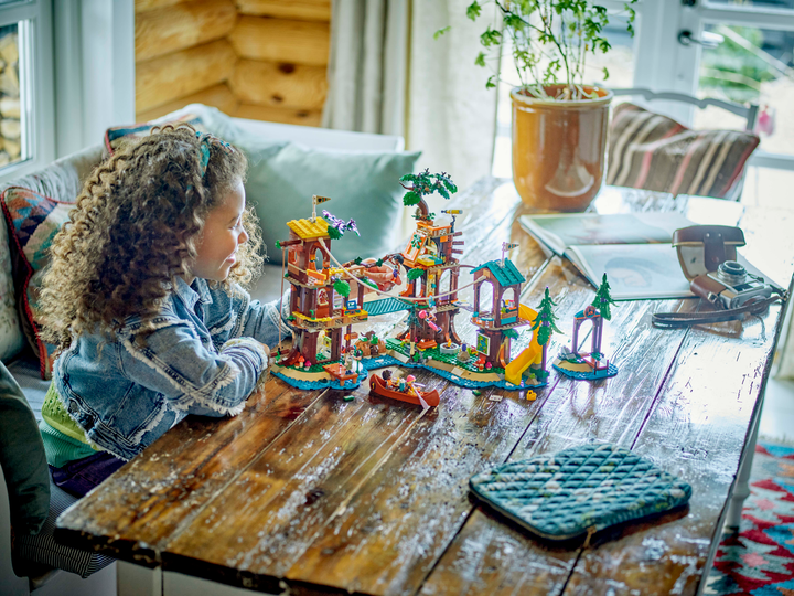 Zestaw klocków LEGO Friends Domek na drzewie na obozie kempingowym 1128 elementów (42631) - obraz 11